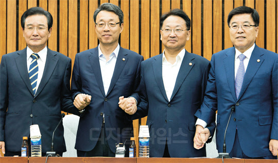 유일호 경제부총리 겸 기획재정부장관(왼쪽 세번째)과 여야 3당 정책위의장이 18일 여의도 국회에서 열린 제3차 민생경제점검회의에 앞서 손을 잡고 있다. 왼쪽부터 변재일 더불어민주당 정책위의장, 김성식 국민의당 정책위의장, 유 부총리, 김광림 새누리당 정책위의장.    유동일기자 eddieyou@